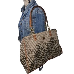 Women's Tommy Hilfiger shoulder purse.